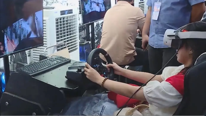 Trải nghiệm VR 'tiểu đội xe không kính' thu hút du khách